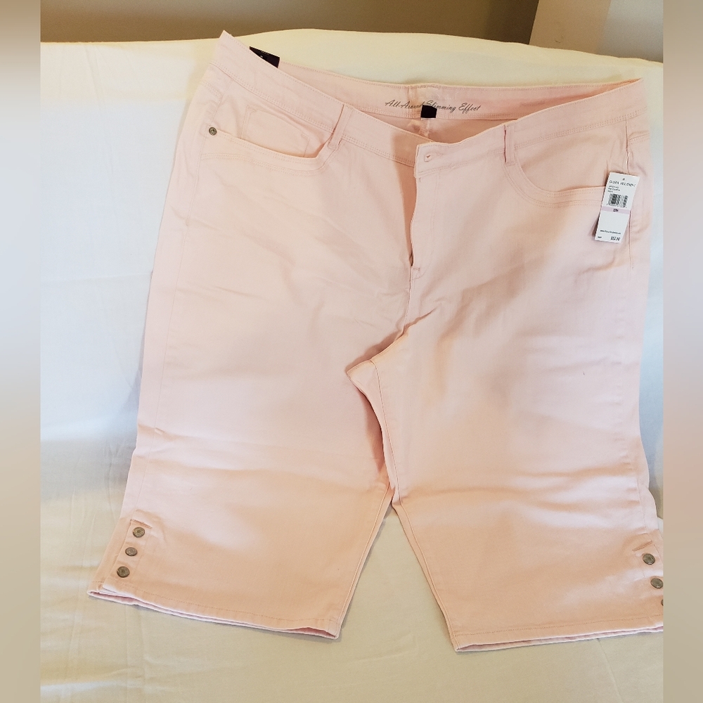Women's Pink Capris by Gloria Vanderbilt